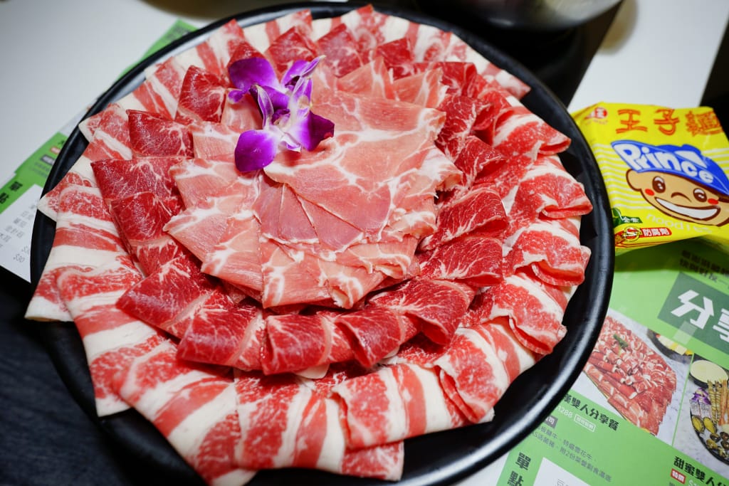 美食｜桃園 超有肉涮涮屋(南崁店) 南崁火鍋推薦！滿漢全席澎湃肉盤、天然蔬果湯底