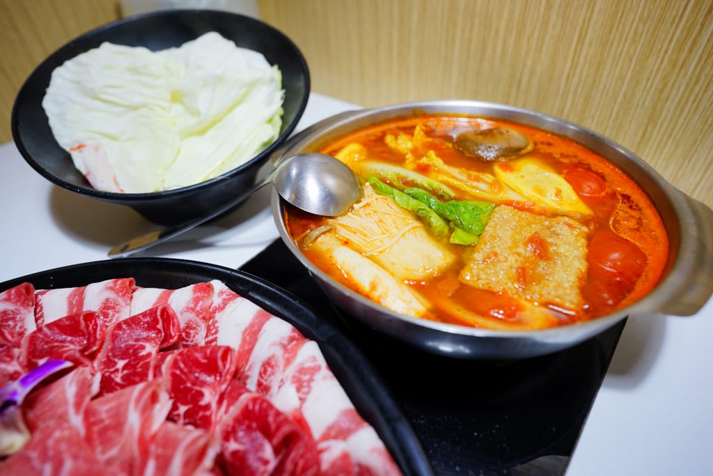 美食｜桃園 超有肉涮涮屋(南崁店) 南崁火鍋推薦！滿漢全席澎湃肉盤、天然蔬果湯底