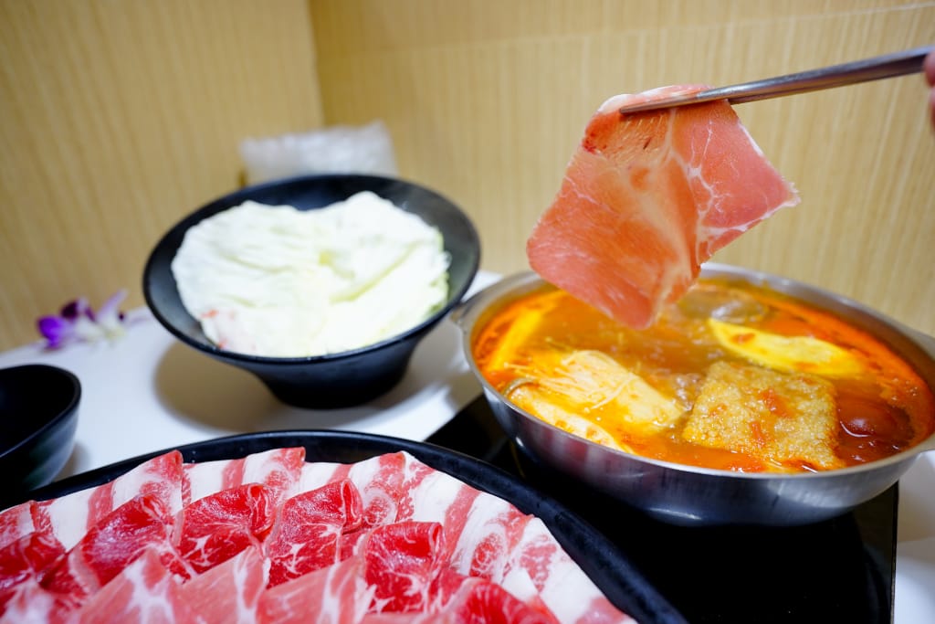 美食｜桃園 超有肉涮涮屋(南崁店) 南崁火鍋推薦！滿漢全席澎湃肉盤、天然蔬果湯底