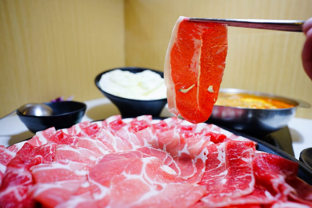 美食｜桃園 超有肉涮涮屋(南崁店) 南崁火鍋推薦！滿漢全席澎湃肉盤、天然蔬果湯底