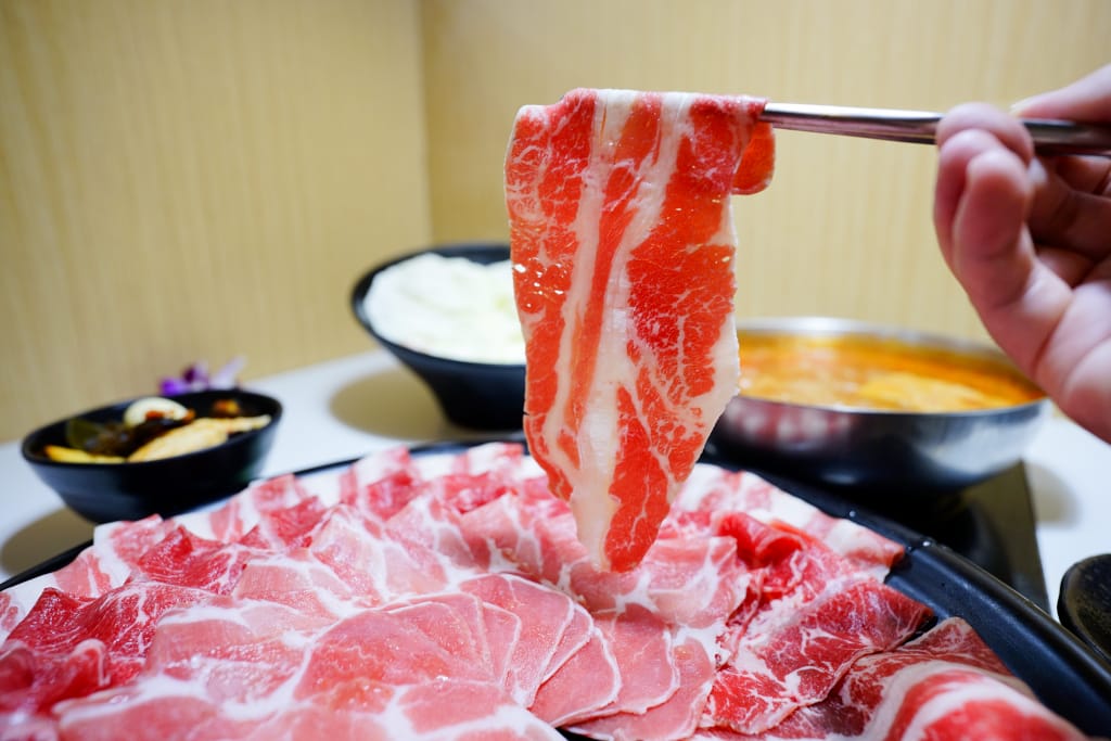 美食｜桃園 超有肉涮涮屋(南崁店) 南崁火鍋推薦！滿漢全席澎湃肉盤、天然蔬果湯底