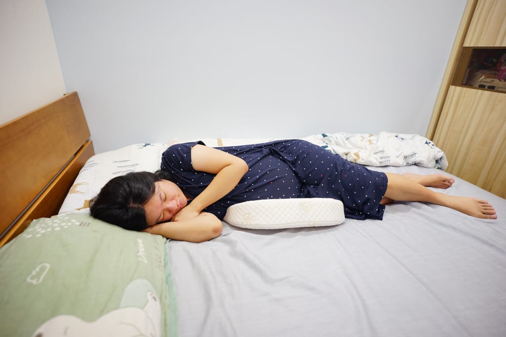 育兒好物｜GreySa格蕾莎 母嬰專用仰角枕 減緩嬰兒溢吐奶的輔助枕頭、孕期托腹枕