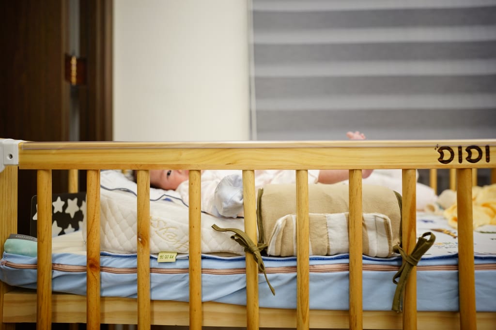 育兒好物｜GreySa格蕾莎 母嬰專用仰角枕 減緩嬰兒溢吐奶的輔助枕頭、孕期托腹枕