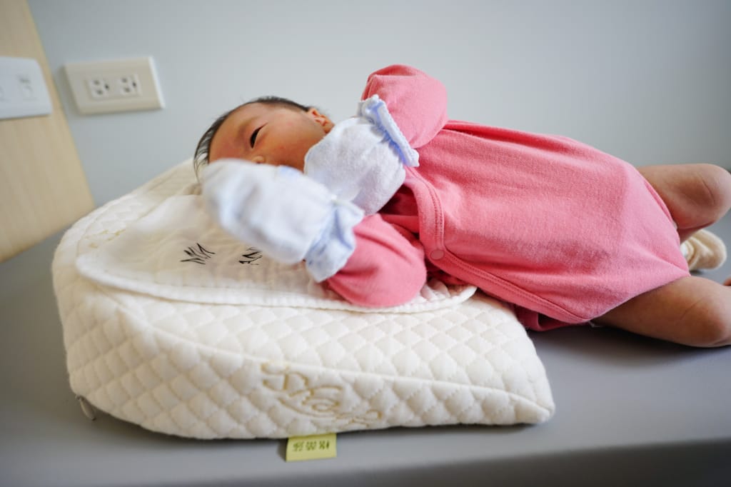 育兒好物｜GreySa格蕾莎 母嬰專用仰角枕 減緩嬰兒溢吐奶的輔助枕頭、孕期托腹枕