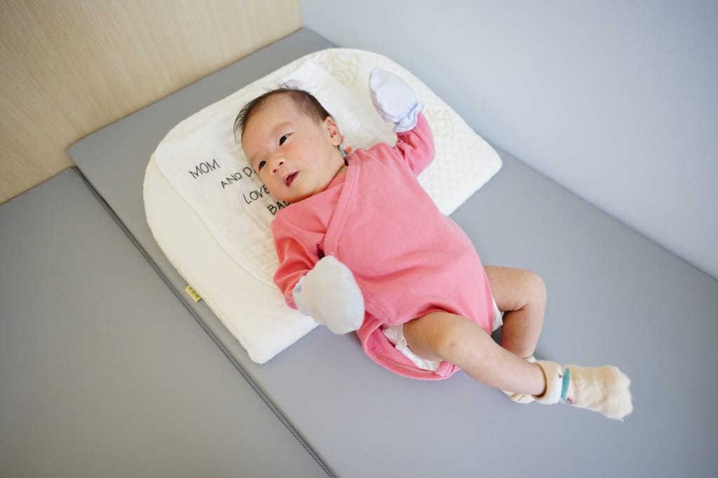 育兒好物｜GreySa格蕾莎 母嬰專用仰角枕 減緩嬰兒溢吐奶的輔助枕頭、孕期托腹枕