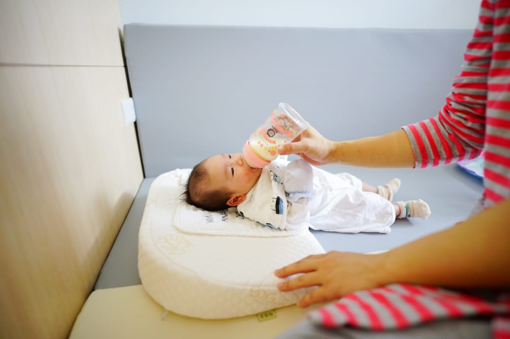 育兒好物｜GreySa格蕾莎 母嬰專用仰角枕 減緩嬰兒溢吐奶的輔助枕頭、孕期托腹枕