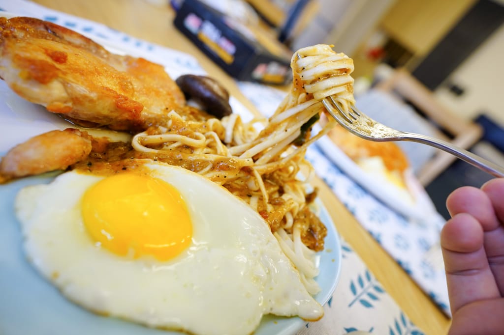 料理｜凱蒂鐵板麵 懶人料理-在家也能享用西餐鐵板麵 冷凍宅配鐵板麵推薦！