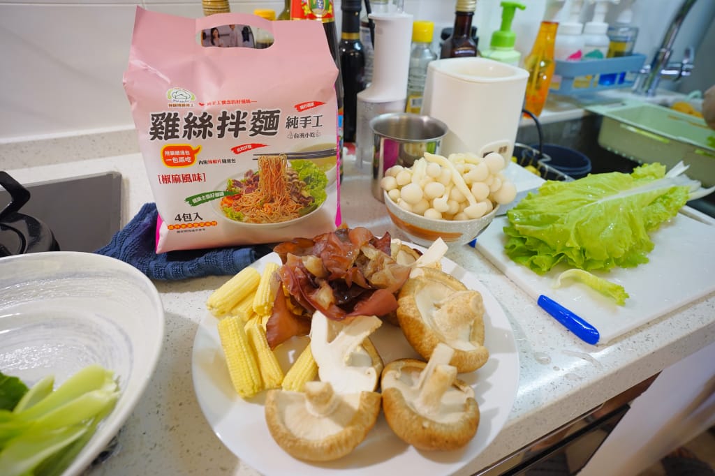 料理｜妙師傅麵博士 宅配美食雞絲麵 懶人料理泡麵推薦！