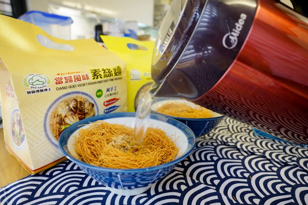 料理｜妙師傅麵博士 宅配美食雞絲麵 懶人料理泡麵推薦！