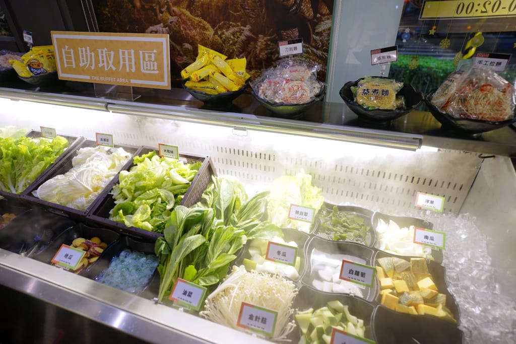 食記｜新北三峽 肉多多火鍋大變身?三峽肉多多火鍋!!全新爆炒新湯頭，還有蔬菜吧與超霸氣海鮮船吃到撐!!