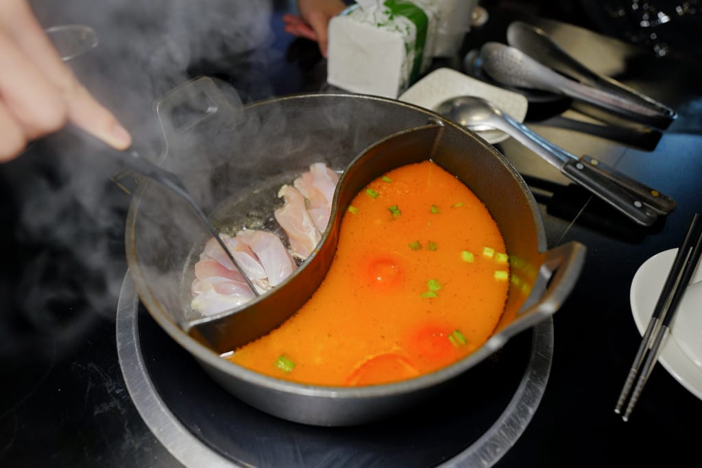 食記｜新北三峽 肉多多火鍋大變身?三峽肉多多火鍋!!全新爆炒新湯頭，還有蔬菜吧與超霸氣海鮮船吃到撐!!