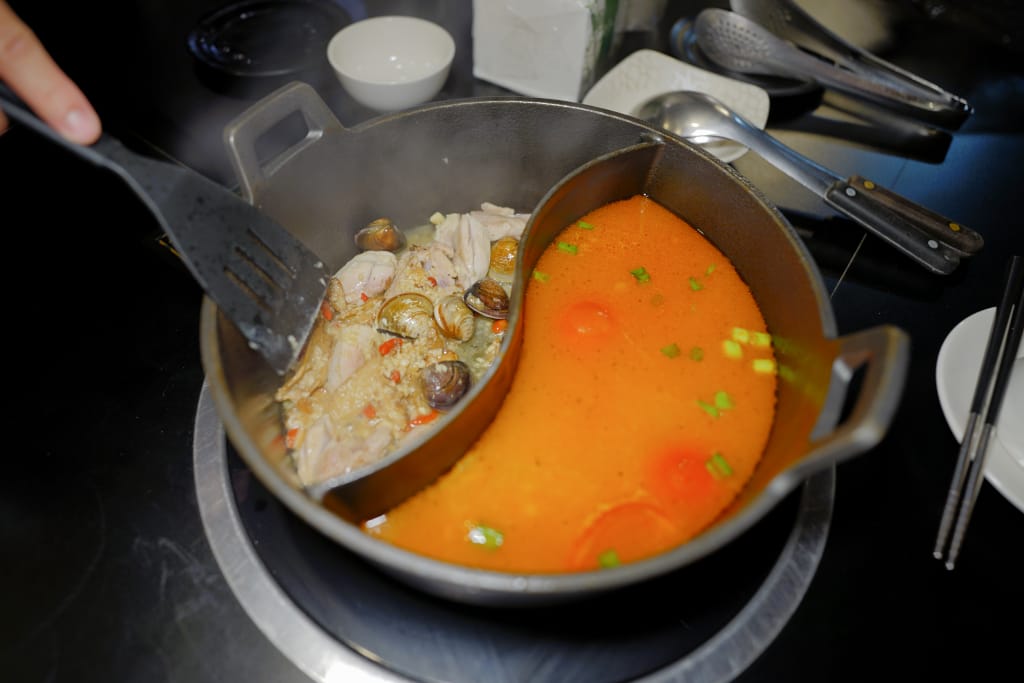 食記｜新北三峽 肉多多火鍋大變身?三峽肉多多火鍋!!全新爆炒新湯頭，還有蔬菜吧與超霸氣海鮮船吃到撐!!