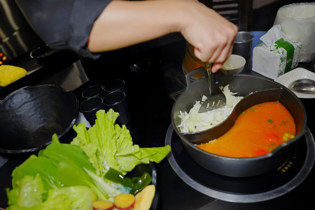 食記｜新北三峽 肉多多火鍋大變身?三峽肉多多火鍋!!全新爆炒新湯頭，還有蔬菜吧與超霸氣海鮮船吃到撐!!