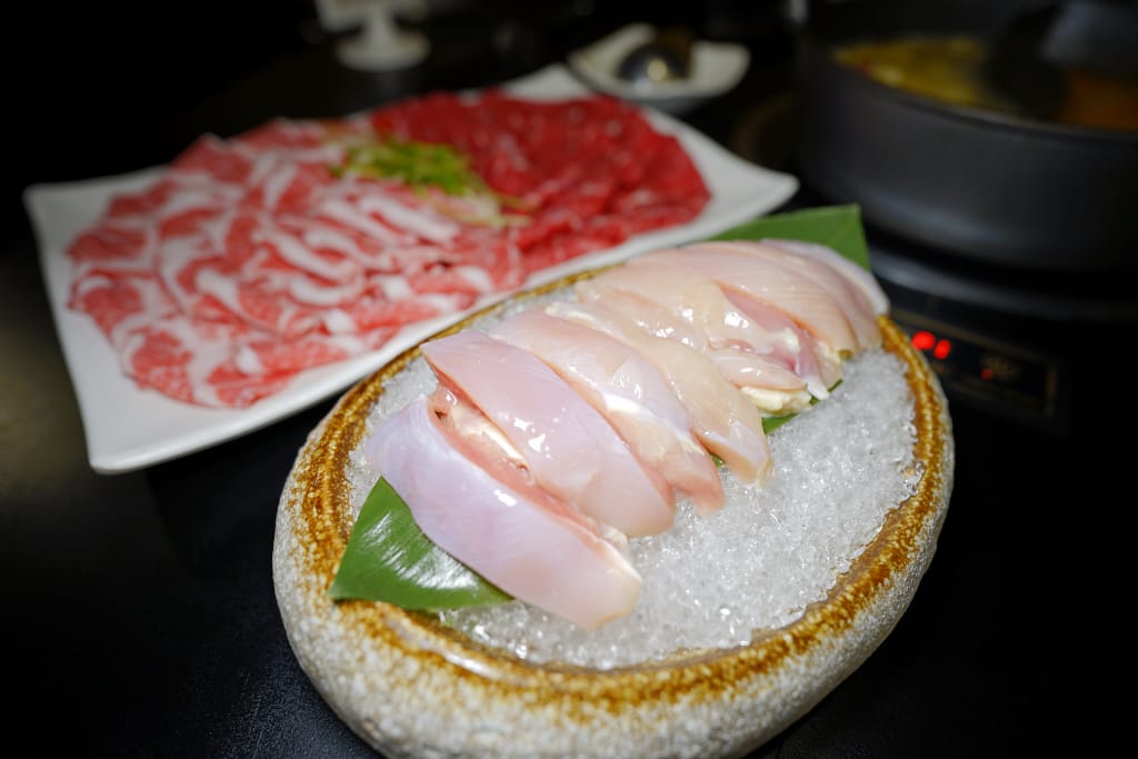 食記｜新北三峽 肉多多火鍋大變身?三峽肉多多火鍋!!全新爆炒新湯頭，還有蔬菜吧與超霸氣海鮮船吃到撐!!