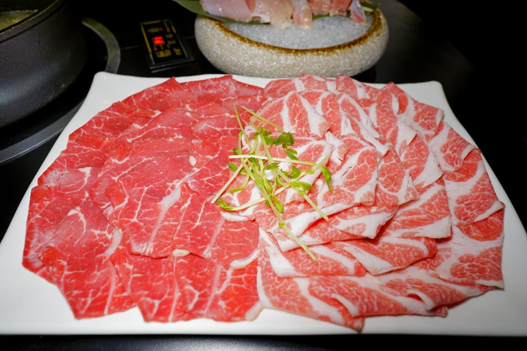 食記｜新北三峽 肉多多火鍋大變身?三峽肉多多火鍋!!全新爆炒新湯頭，還有蔬菜吧與超霸氣海鮮船吃到撐!!