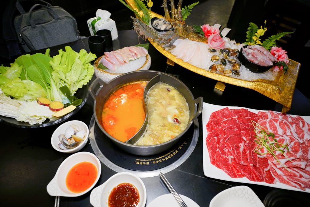 食記｜新北三峽 肉多多火鍋大變身?三峽肉多多火鍋!!全新爆炒新湯頭，還有蔬菜吧與超霸氣海鮮船吃到撐!!