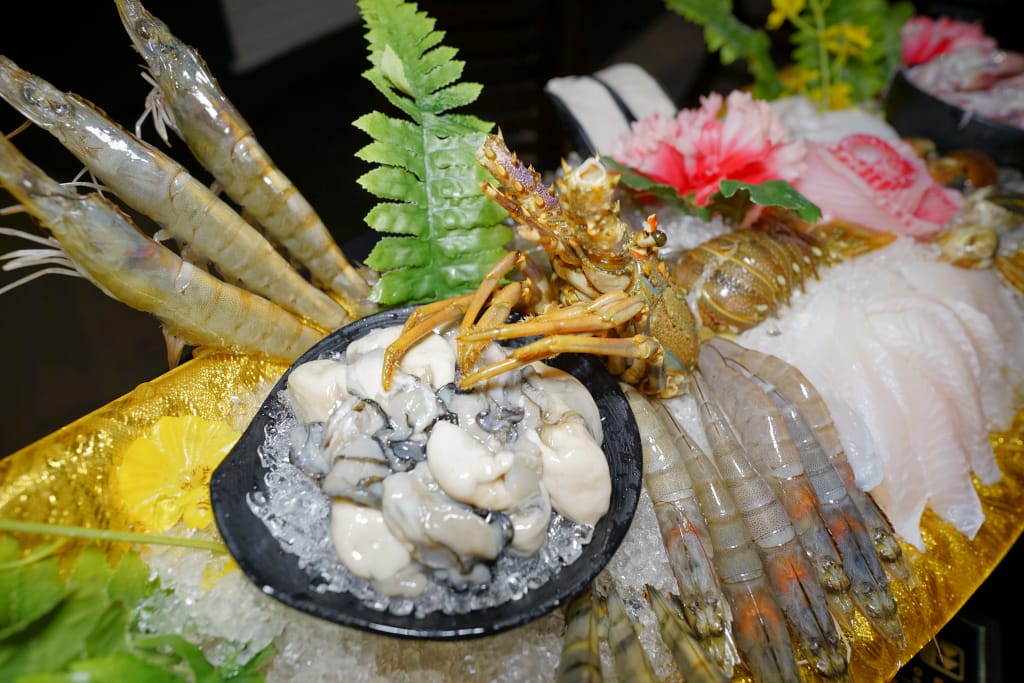 食記｜新北三峽 肉多多火鍋大變身?三峽肉多多火鍋!!全新爆炒新湯頭，還有蔬菜吧與超霸氣海鮮船吃到撐!!