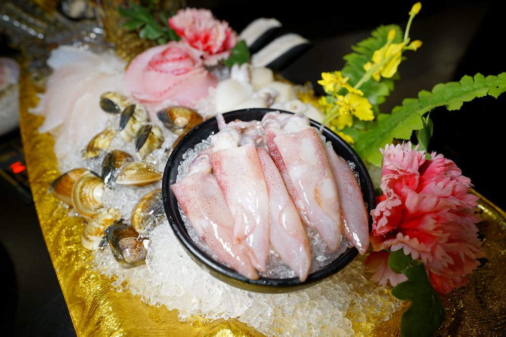 食記｜新北三峽 肉多多火鍋大變身?三峽肉多多火鍋!!全新爆炒新湯頭，還有蔬菜吧與超霸氣海鮮船吃到撐!!