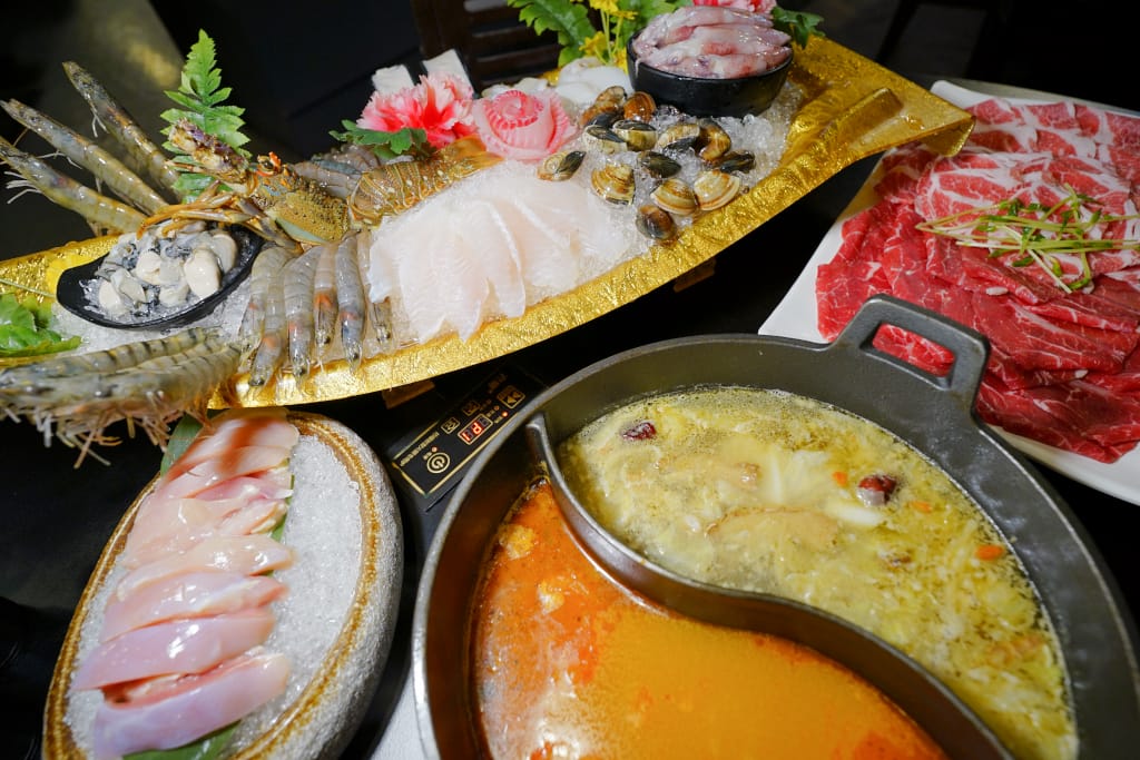 食記｜新北三峽 肉多多火鍋大變身?三峽肉多多火鍋!!全新爆炒新湯頭，還有蔬菜吧與超霸氣海鮮船吃到撐!!