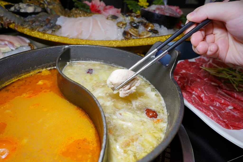 食記｜新北三峽 肉多多火鍋大變身?三峽肉多多火鍋!!全新爆炒新湯頭，還有蔬菜吧與超霸氣海鮮船吃到撐!!