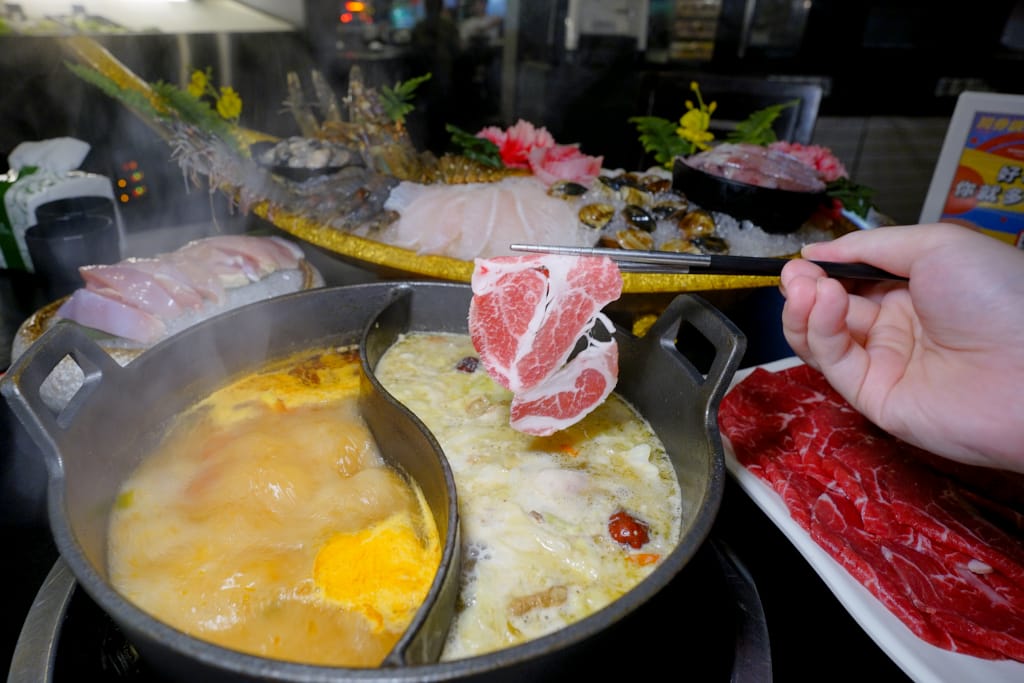 食記｜新北三峽 肉多多火鍋大變身?三峽肉多多火鍋!!全新爆炒新湯頭，還有蔬菜吧與超霸氣海鮮船吃到撐!!