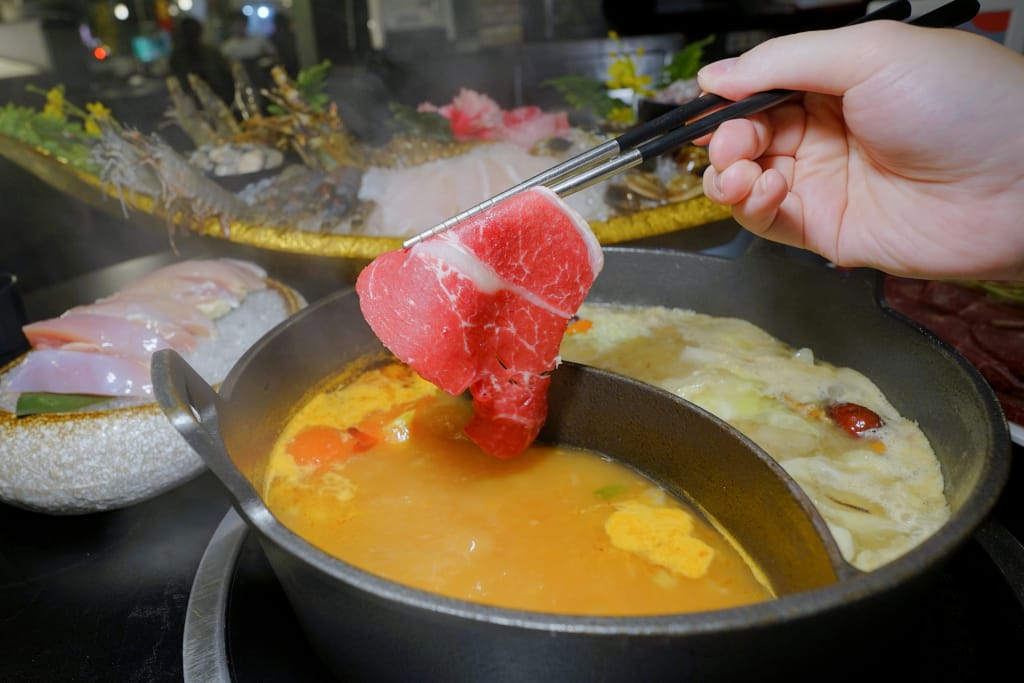 食記｜新北三峽 肉多多火鍋大變身?三峽肉多多火鍋!!全新爆炒新湯頭，還有蔬菜吧與超霸氣海鮮船吃到撐!!