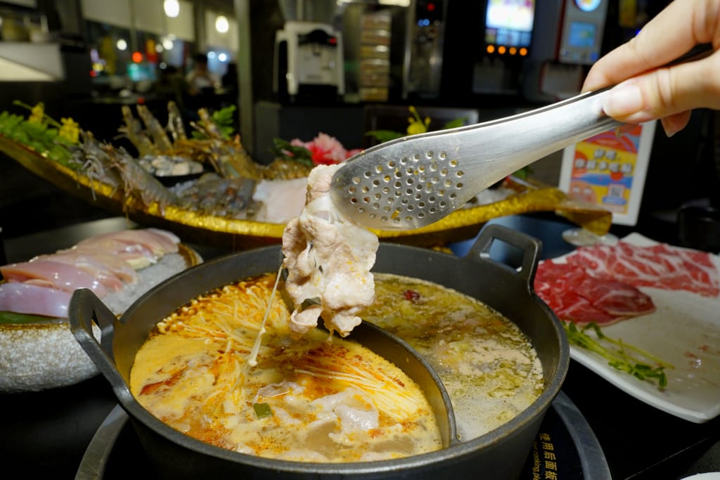 食記｜新北三峽 肉多多火鍋大變身?三峽肉多多火鍋!!全新爆炒新湯頭，還有蔬菜吧與超霸氣海鮮船吃到撐!!