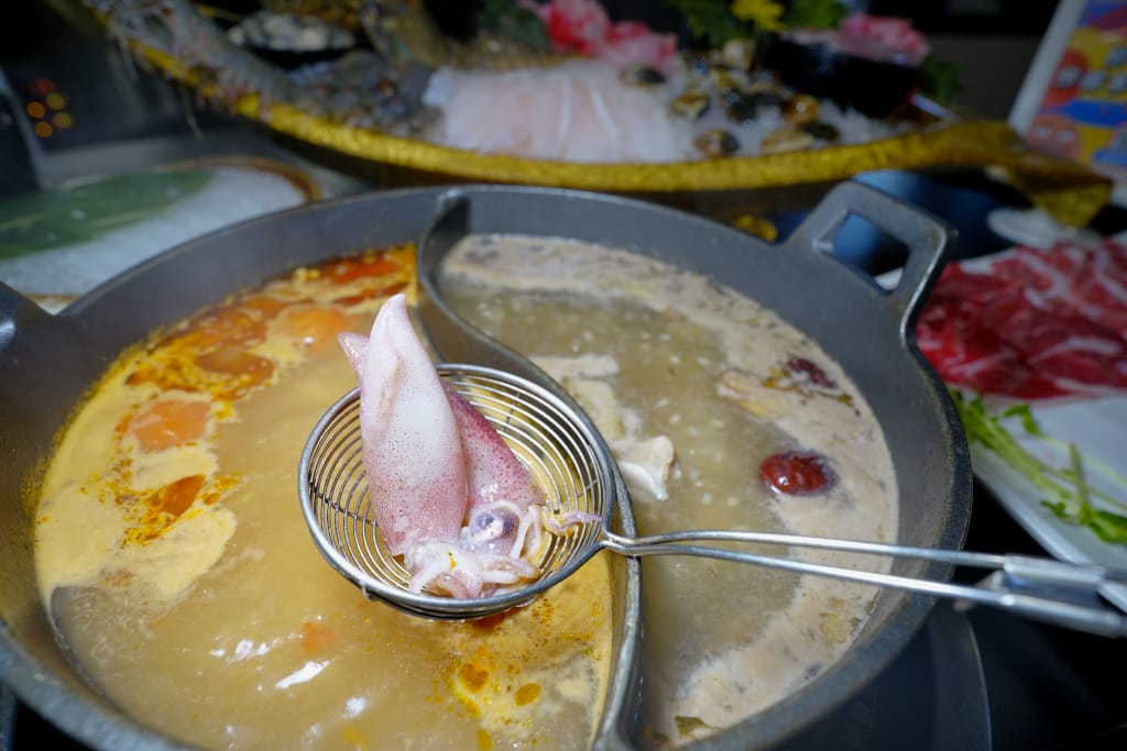 食記｜新北三峽 肉多多火鍋大變身?三峽肉多多火鍋!!全新爆炒新湯頭，還有蔬菜吧與超霸氣海鮮船吃到撐!!