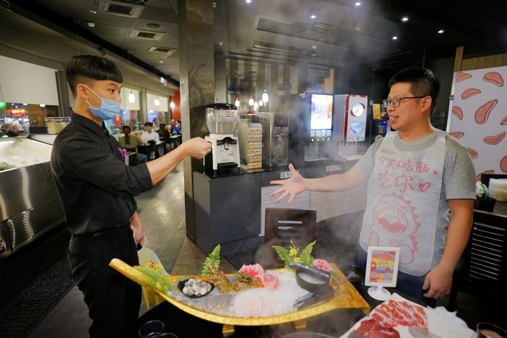 食記｜新北三峽 肉多多火鍋大變身?三峽肉多多火鍋!!全新爆炒新湯頭，還有蔬菜吧與超霸氣海鮮船吃到撐!!