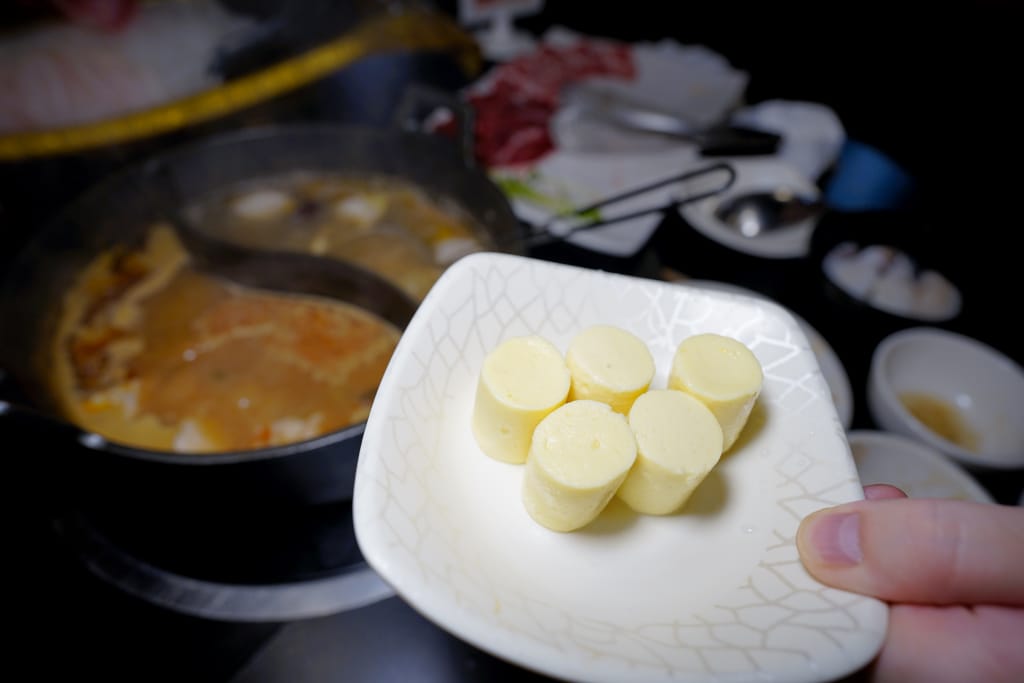 食記｜新北三峽 肉多多火鍋大變身?三峽肉多多火鍋!!全新爆炒新湯頭，還有蔬菜吧與超霸氣海鮮船吃到撐!!