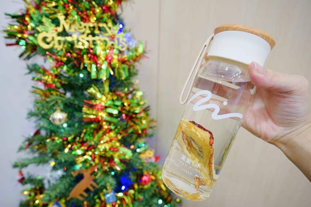 飲料｜果菓沐 食尚健康水果飲 2020聖誕節禮物推薦！果乾6入聖誕小禮盒、聖誕限定水瓶禮盒