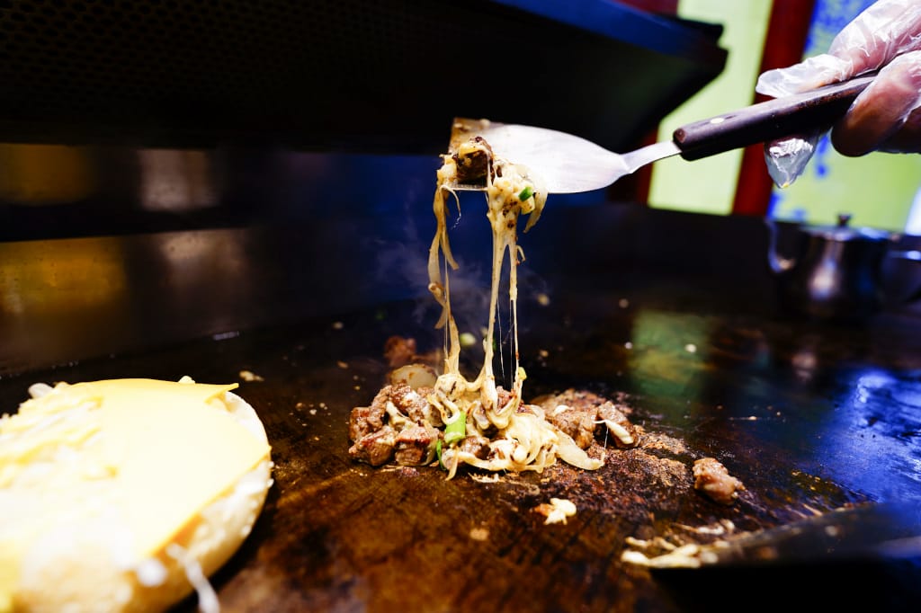 食記｜桃園中壢 彭阿星鐵板燒沙威瑪 顛覆傳統沙威瑪 推薦勁爆濃漿起司骰子牛！中壢火車站散步小吃