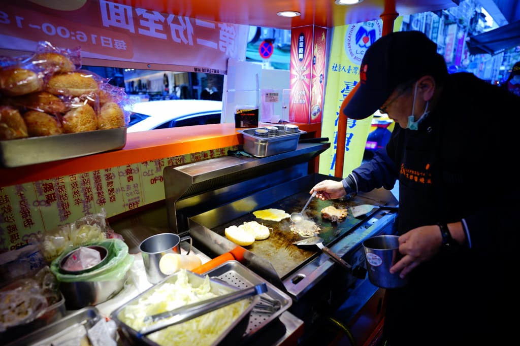 食記｜桃園中壢 彭阿星鐵板燒沙威瑪 顛覆傳統沙威瑪 推薦勁爆濃漿起司骰子牛！中壢火車站散步小吃