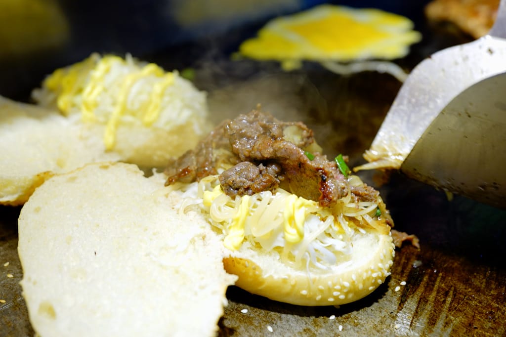 食記｜桃園中壢 彭阿星鐵板燒沙威瑪 顛覆傳統沙威瑪 推薦勁爆濃漿起司骰子牛！中壢火車站散步小吃