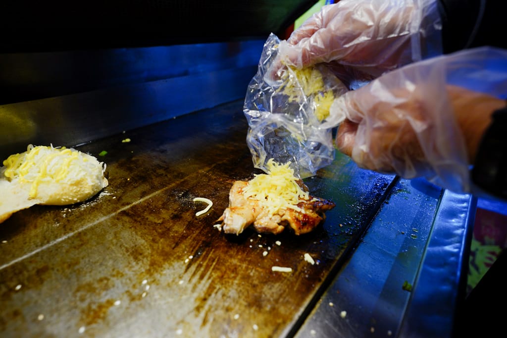 食記｜桃園中壢 彭阿星鐵板燒沙威瑪 顛覆傳統沙威瑪 推薦勁爆濃漿起司骰子牛！中壢火車站散步小吃