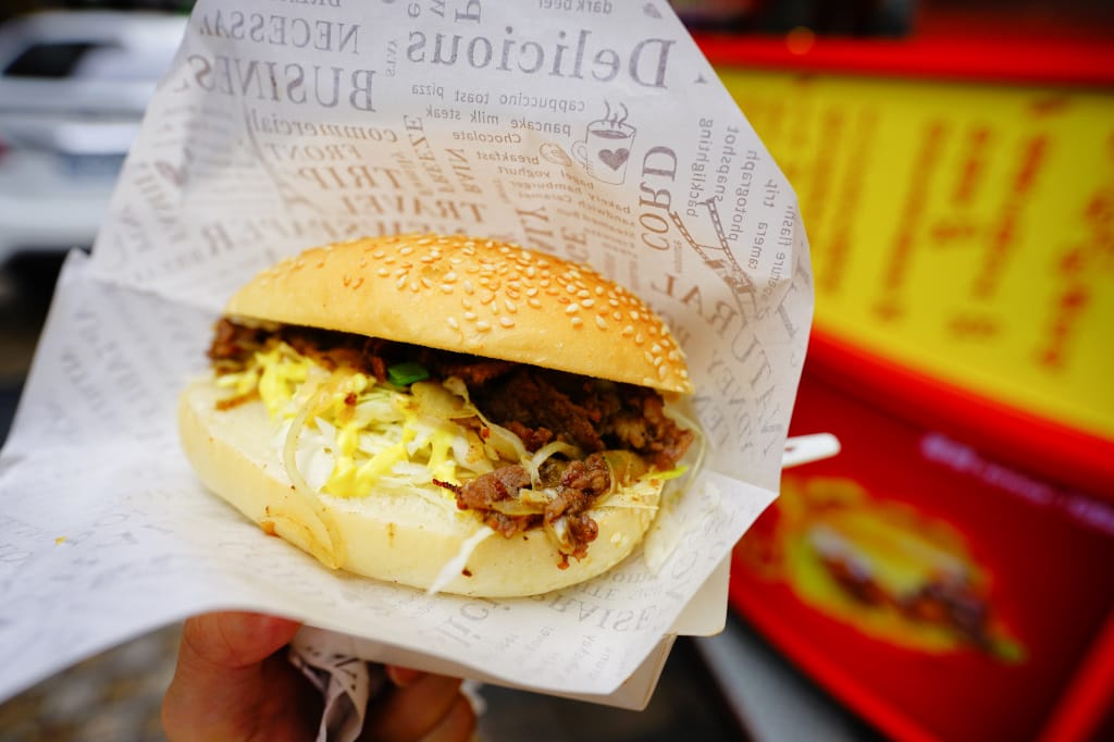 食記｜桃園中壢 彭阿星鐵板燒沙威瑪 顛覆傳統沙威瑪 推薦勁爆濃漿起司骰子牛！中壢火車站散步小吃