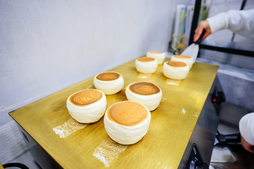食記｜基隆 王子神谷日式厚鬆餅(基隆店) 近基隆夜市甜點推薦！季節限定草莓舒芙蕾 鬆軟不塌陷的平價美味甜點~