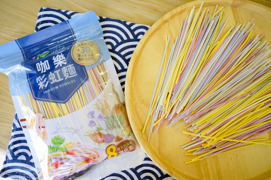 料理｜家食佳食 蔬果日曬麵 咖樂彩虹麵 超療癒麵食(無鹽含鈣麵條，小朋友也可以吃喔！)