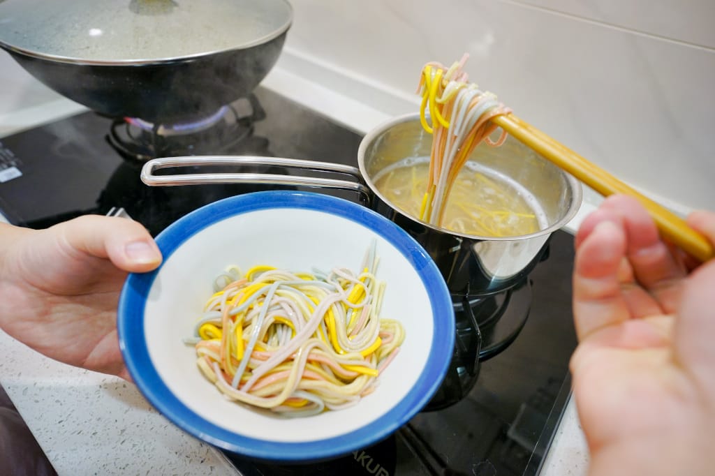 料理｜家食佳食 蔬果日曬麵 咖樂彩虹麵 超療癒麵食(無鹽含鈣麵條，小朋友也可以吃喔！)