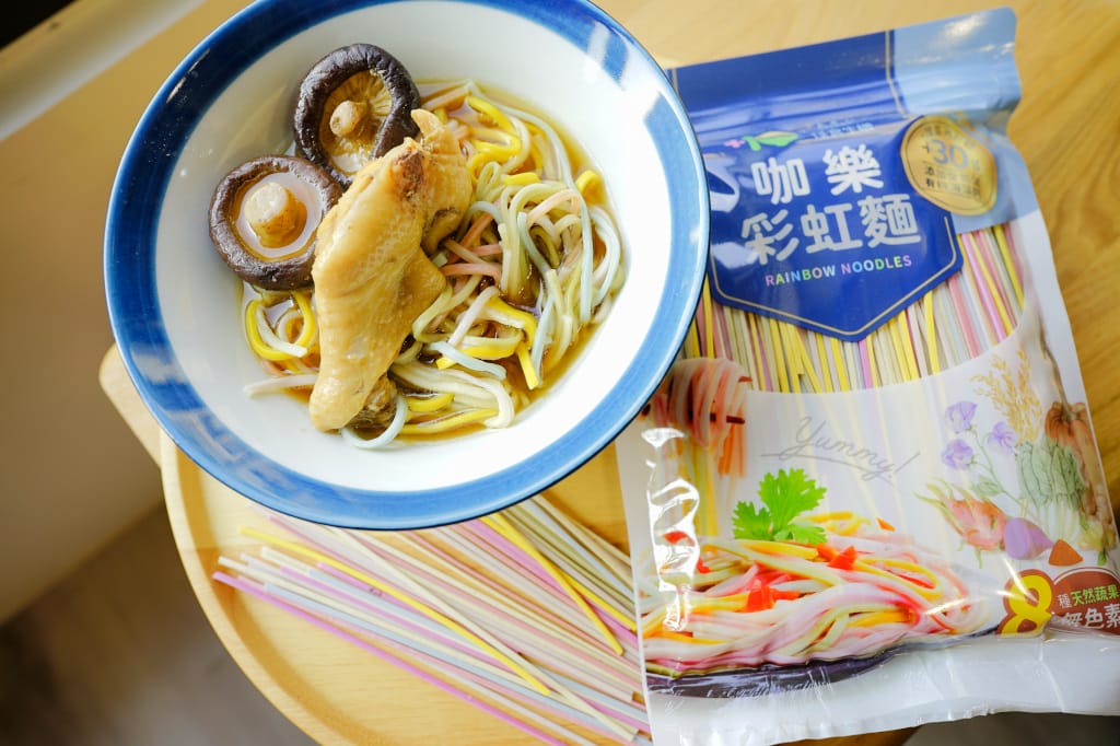 料理｜家食佳食 蔬果日曬麵 咖樂彩虹麵 超療癒麵食(無鹽含鈣麵條，小朋友也可以吃喔！)