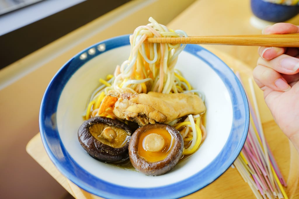 料理｜家食佳食 蔬果日曬麵 咖樂彩虹麵 超療癒麵食(無鹽含鈣麵條，小朋友也可以吃喔！)