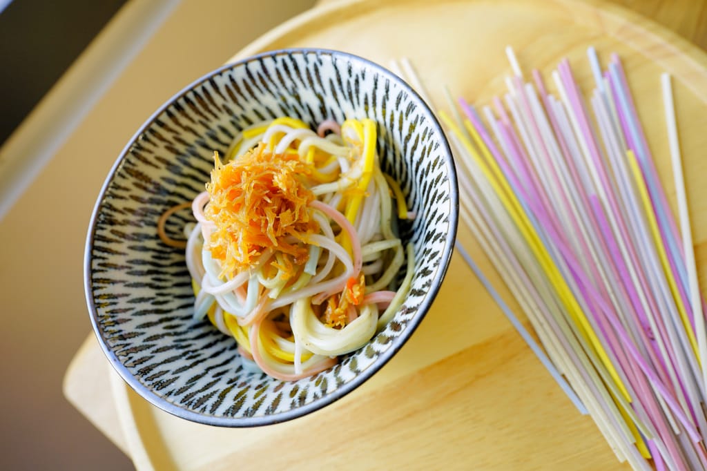 料理｜家食佳食 蔬果日曬麵 咖樂彩虹麵 超療癒麵食(無鹽含鈣麵條，小朋友也可以吃喔！)