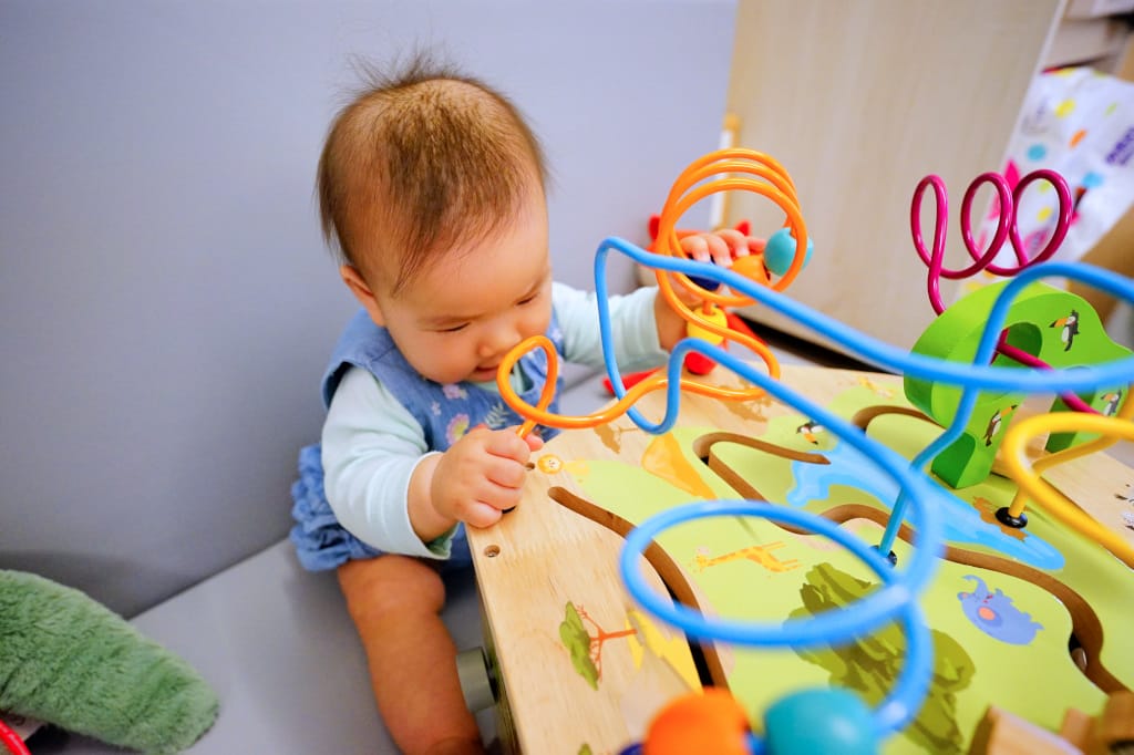 育兒分享｜Teamson-幼兒遊樂園木製七面益智繞珠玩具 幼童啟蒙玩具推薦！
