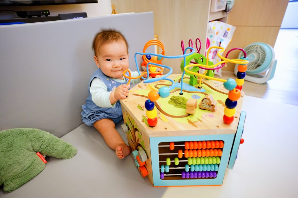 育兒分享｜Teamson-幼兒遊樂園木製七面益智繞珠玩具 幼童啟蒙玩具推薦！