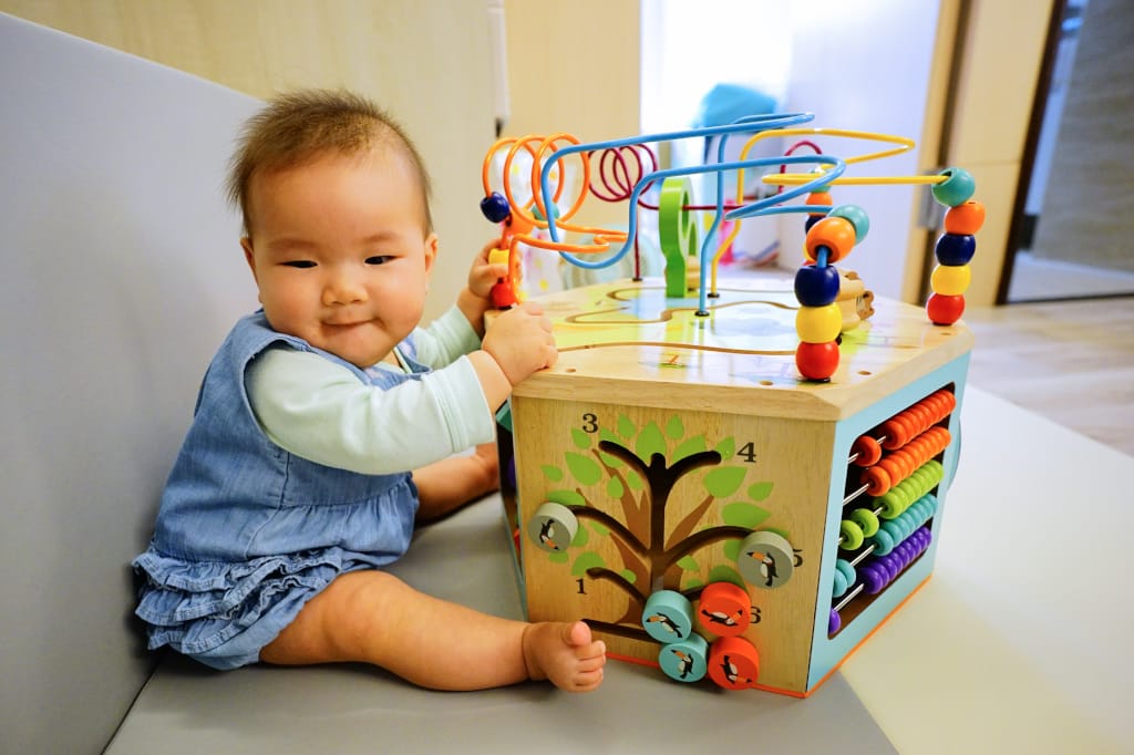 育兒分享｜Teamson-幼兒遊樂園木製七面益智繞珠玩具 幼童啟蒙玩具推薦！