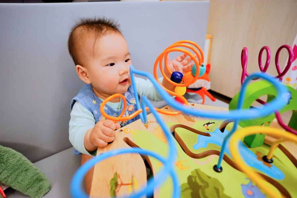 育兒分享｜Teamson-幼兒遊樂園木製七面益智繞珠玩具 幼童啟蒙玩具推薦！