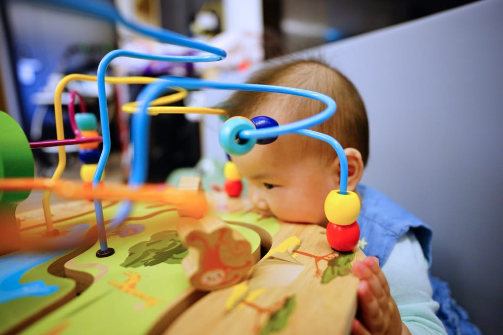育兒分享｜Teamson-幼兒遊樂園木製七面益智繞珠玩具 幼童啟蒙玩具推薦！