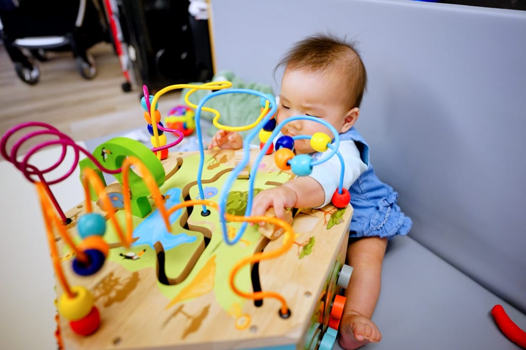 育兒分享｜Teamson-幼兒遊樂園木製七面益智繞珠玩具 幼童啟蒙玩具推薦！