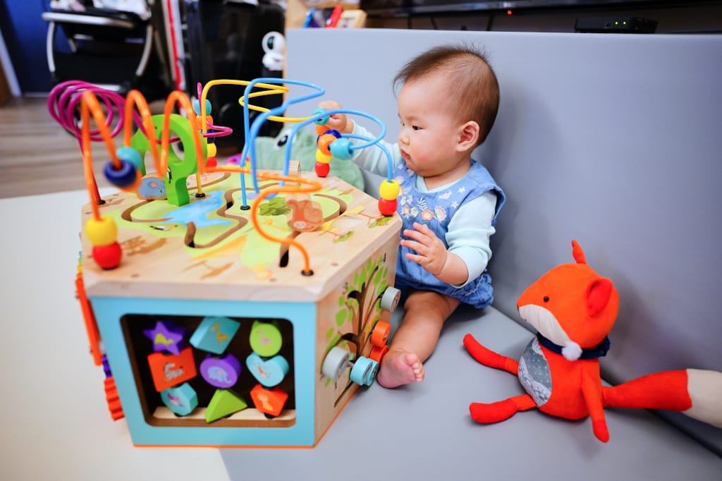 育兒分享｜Teamson-幼兒遊樂園木製七面益智繞珠玩具 幼童啟蒙玩具推薦！