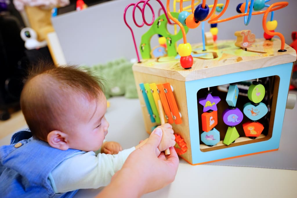 育兒分享｜Teamson-幼兒遊樂園木製七面益智繞珠玩具 幼童啟蒙玩具推薦！